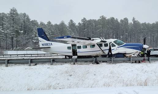 VIDEO Avion sa sedam putnika sletio nasred autoceste u SAD-u