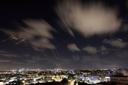 FOTO Neke su iranski napadi zatekli na ulici. Iron Dome rušio projektile. U Teheranu slavili