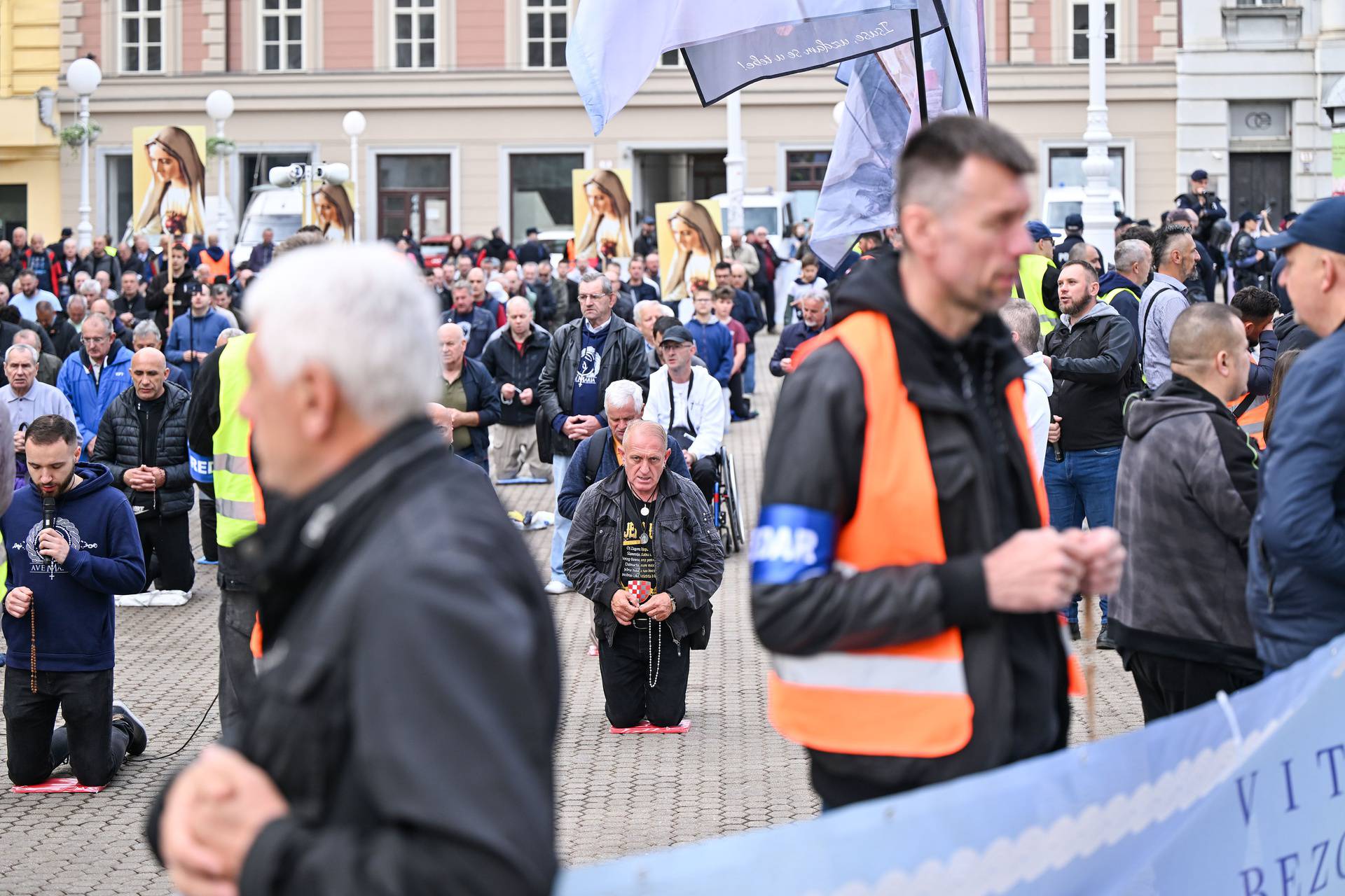 Zagreb: Održana muška molitva krunice na Trgu bana Josipa Jelačića