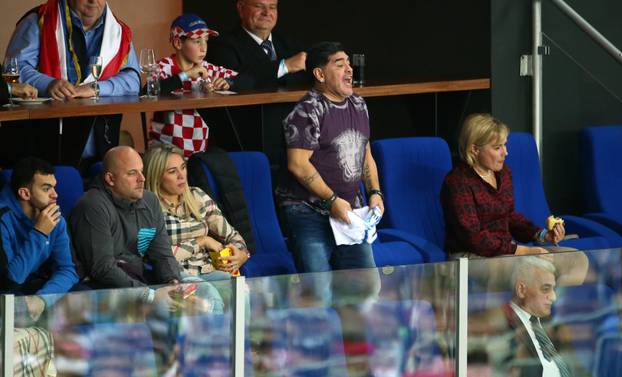 Zagreb: Maradona i njegova djevojka strastveno navijaju na me?u parova Davis Cupa