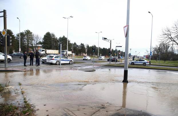 Zagreb: Poplava u Ukrajinskoj ulici zbog puknuća cijevi