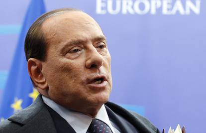 Berlusconi je u šetnji vrtom pao i iščašio rame i zglob šake