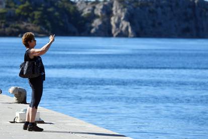 Šibenik: Građani i turisti iskoristili sunčan jesenji dan za šetnju rivom
