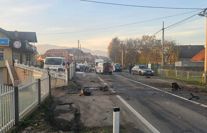 Užas u BiH: Poginuo vozač, dijelovi auta rasuti su po cesti