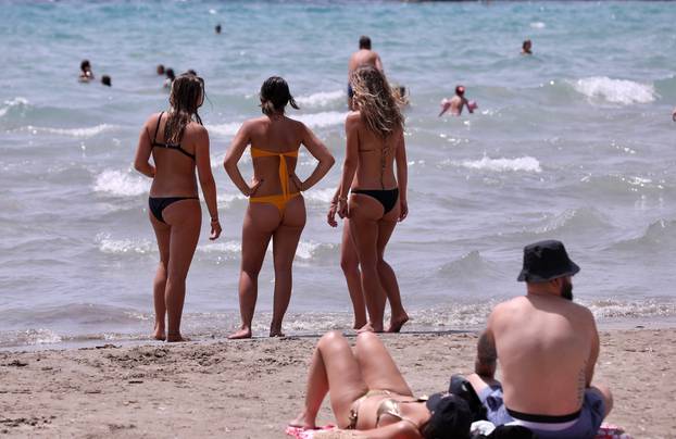 Split: Splićani i turisti spas od vrućine traže na plažama