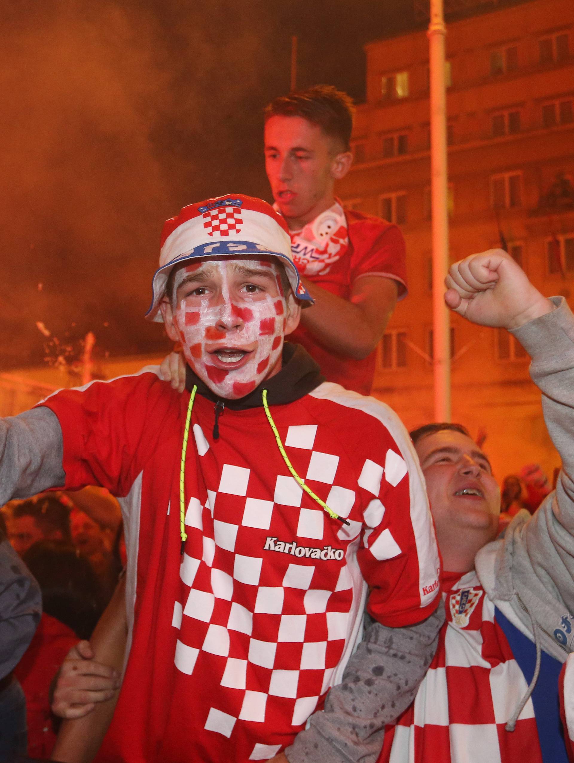 Koje slavlje! U autu okrenuli janje na improviziranom ražnju