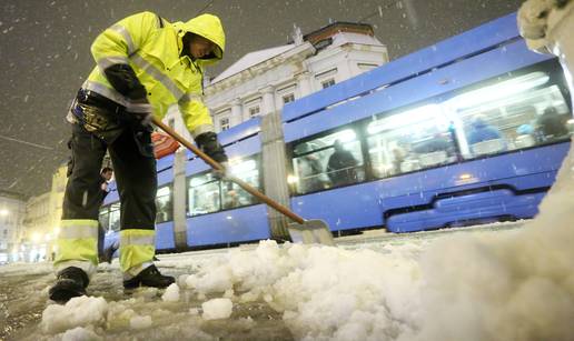 Snijeg opet zameo Hrvatsku, orkanski vjetar blokirao ceste