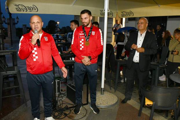 FOTO Pogledajte svečani doček Veočića nakon osvajanja bronce na Svjetskom prvenstvu u boksu