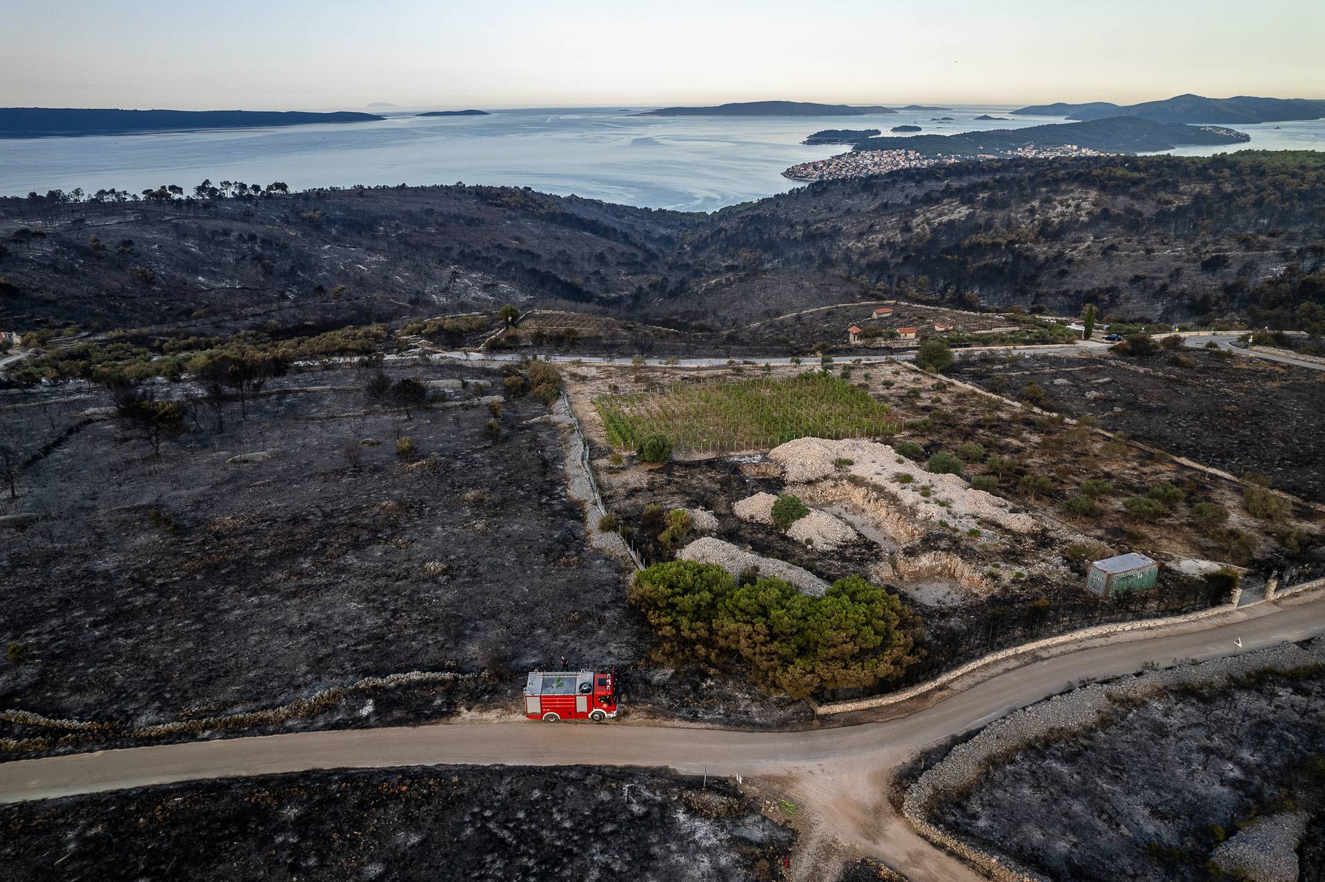 FOTO Otok Čiovo nakon požara, crnilo i pustoš: 'Ove snimke su upozorenje da se to ne ponovi'