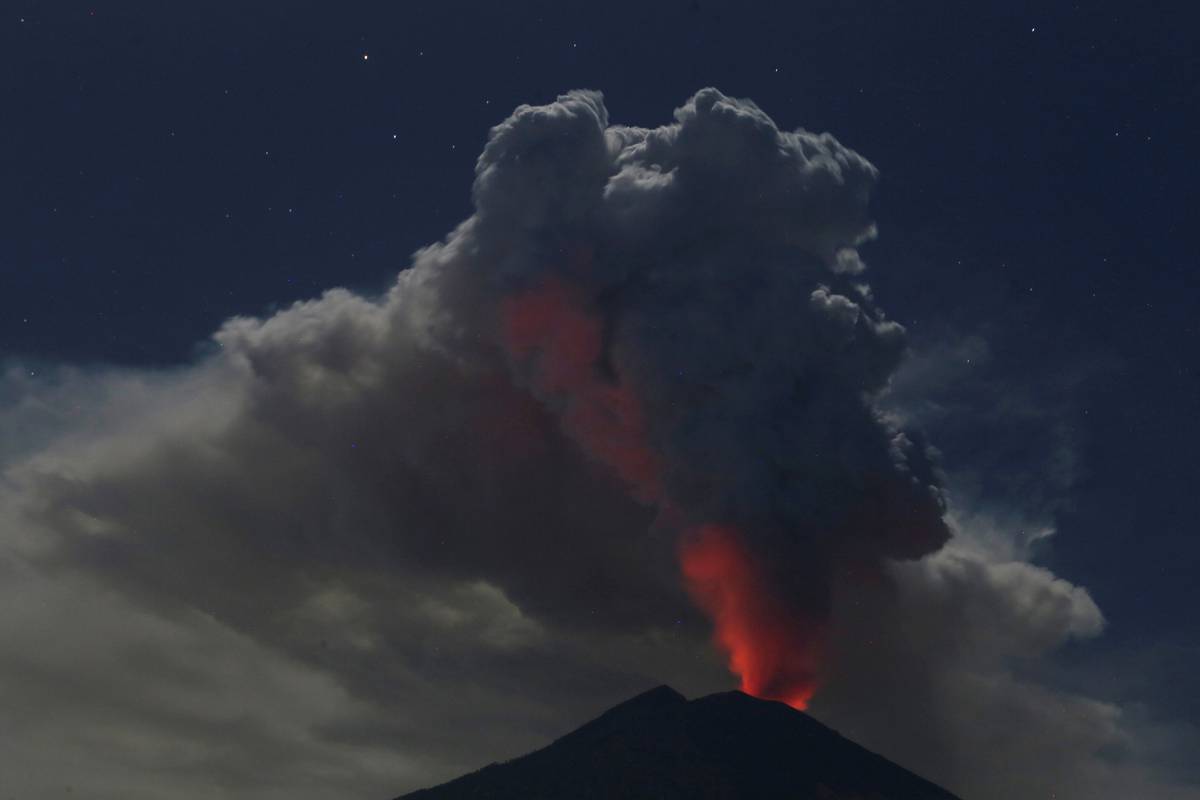 Ljudi bježe iz domova: Vulkan na Baliju izbacuje lavu i pepeo