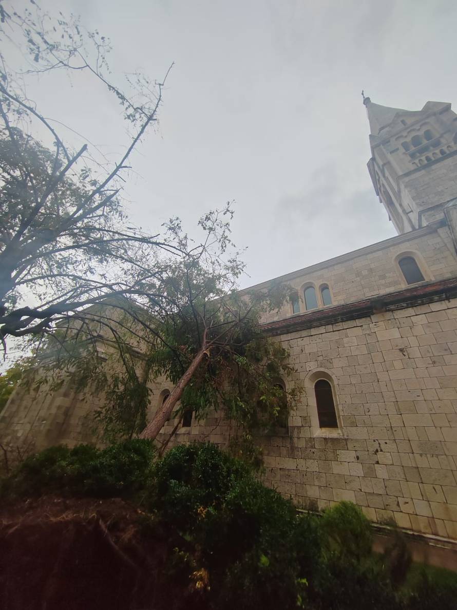 FOTO Olujno nevrijeme pogodilo Brač: 'Stablo je palo na crkvu'; Vatrogasci: Na terenu sve ekipe