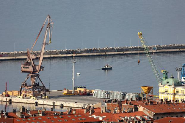 Rijeka: Počela operacija vađenja mine iz podmorja luke