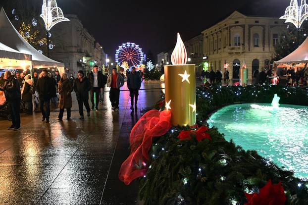 FOTO Advent u Slavonskom Brodu: Dvije lokacije, nove atrakcije i nezaboravni doživljaji