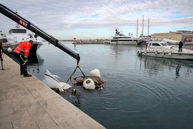 Zadar: Izvlačenje auta koji je 18 godina bio u moru