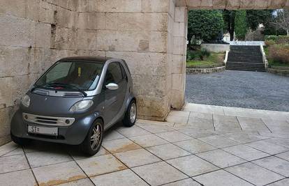 Netko je u Splitu parkirao auto u Dioklecijanovoj palači! 'Nek plati sad i spomeničku rentu'