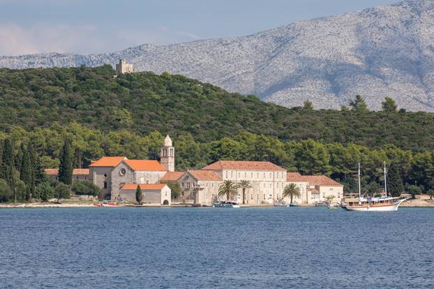 Pogled na otok Badiju i franjevački samostan