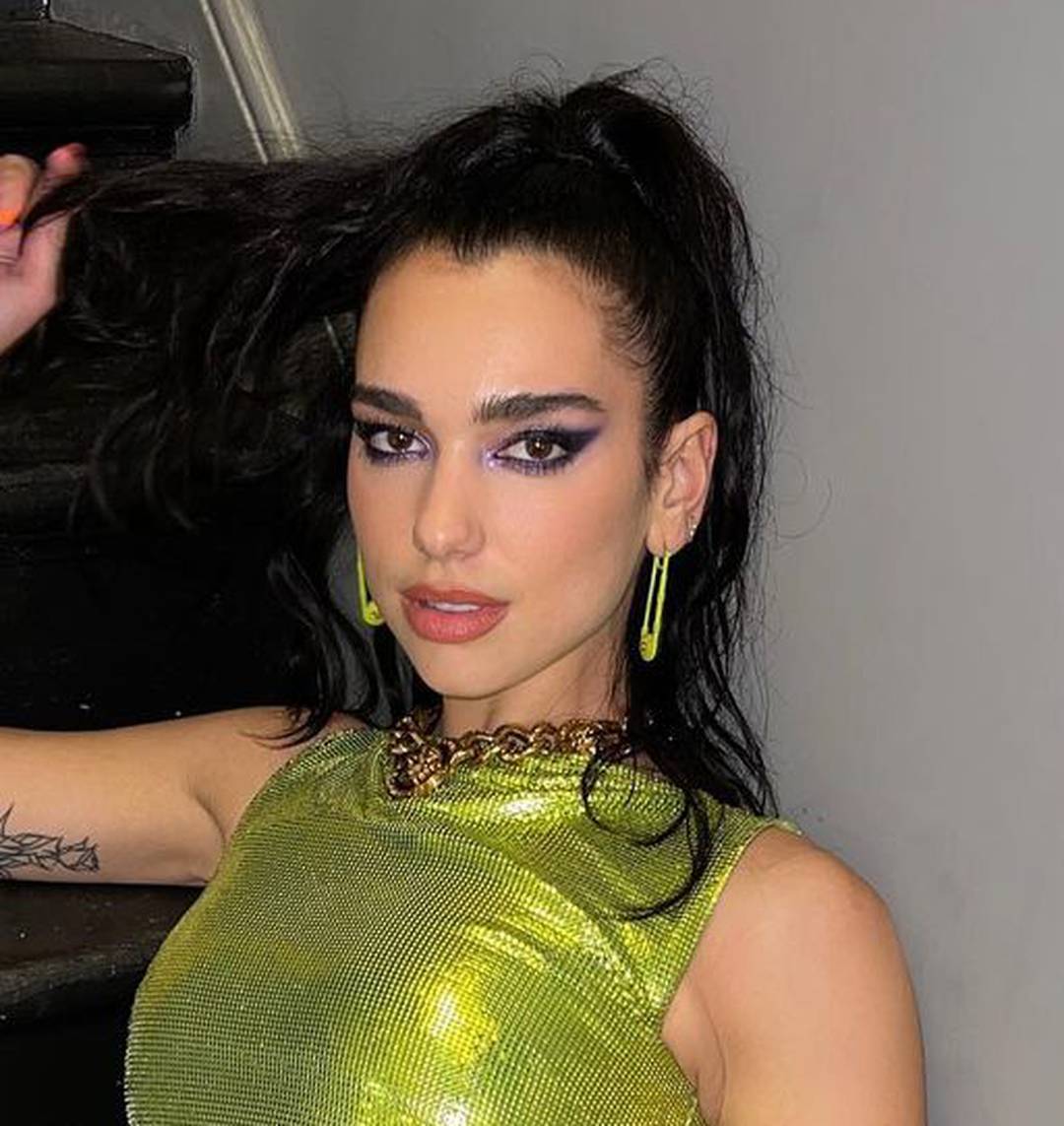 FOTO Fatalna Dua Lipa u bikiniju oduševila fanove, a misteriozni muškarac namazao joj je leđa