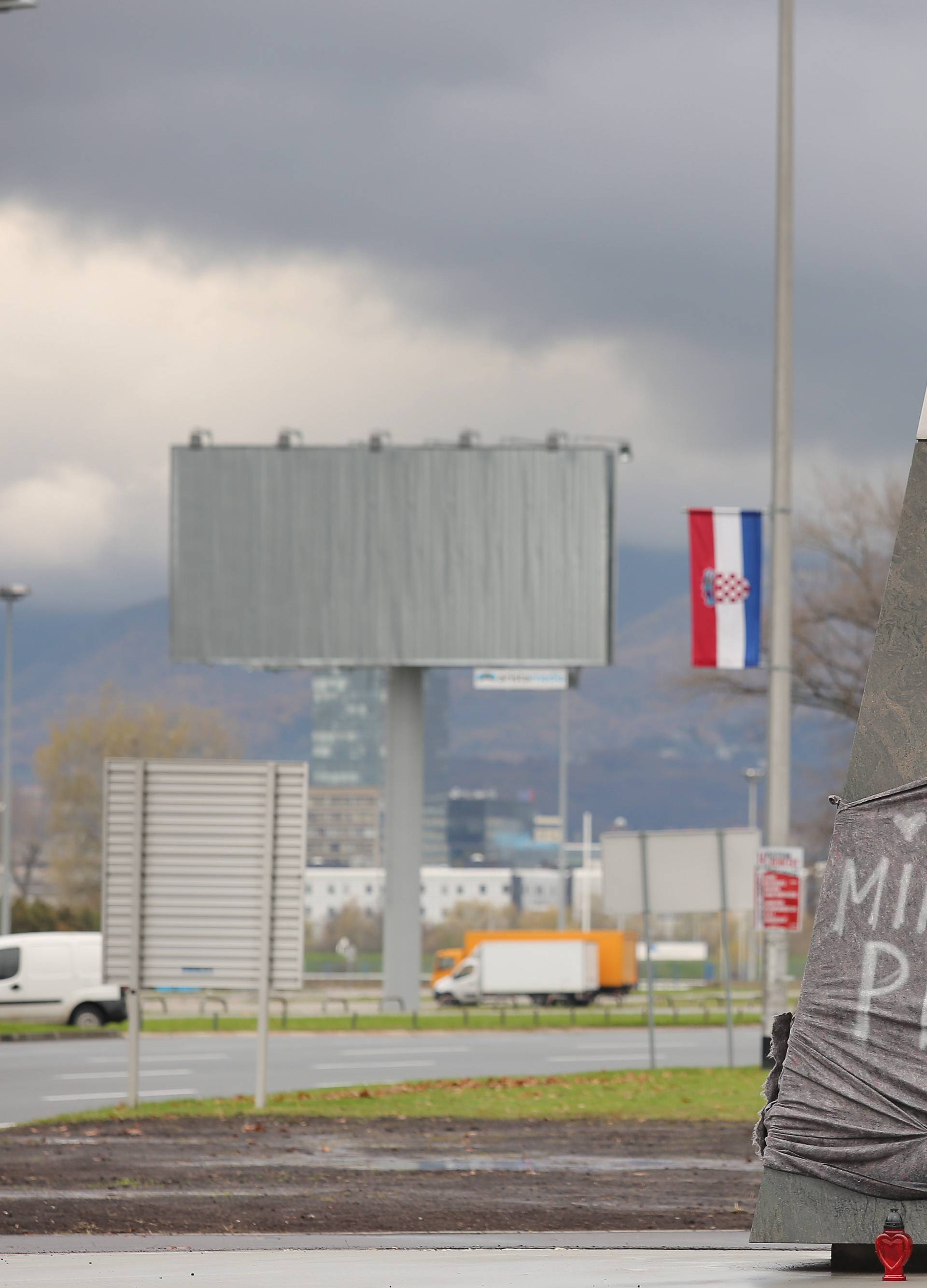 Zagreb: Na granitnoj piramidi osvanuo grafit "Mikijev piki"