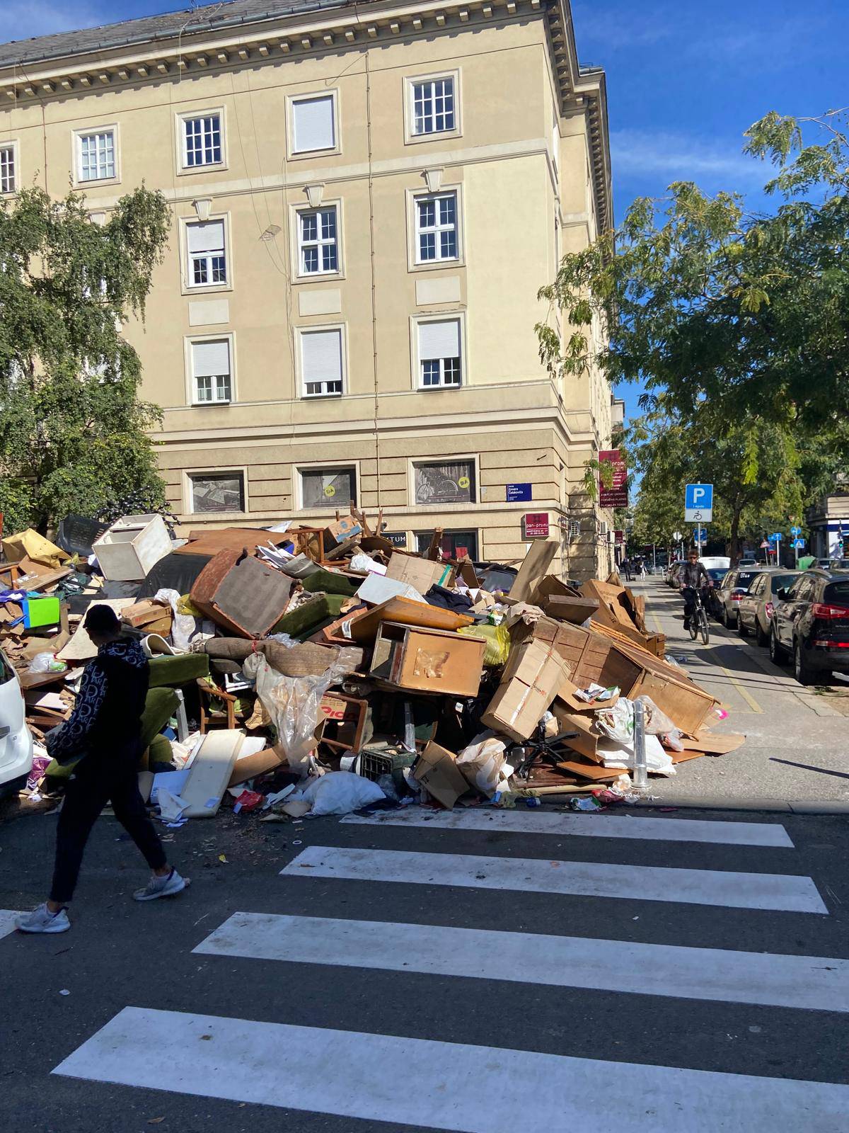 FOTO Jedna od najljepših ulica u Zagrebu zatrpana je smećem: 'Ta hrpa se samo povećava'