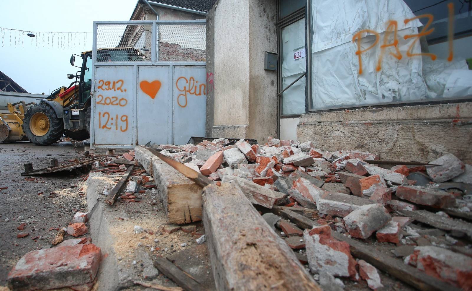 Vrijeme razornog potresa u Glini zauvijek će ostati na ogradi obiteljske kuće