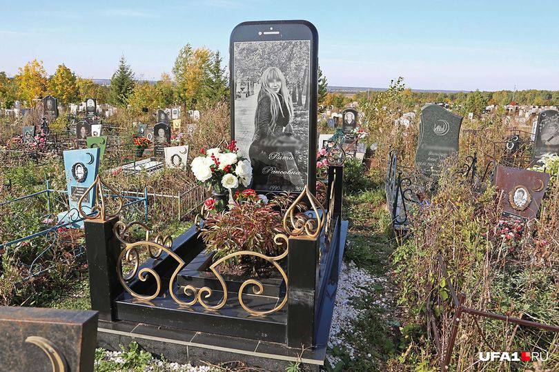 Bizarni spomenik u Rusiji: Na grob joj stavili ogromni iPhone