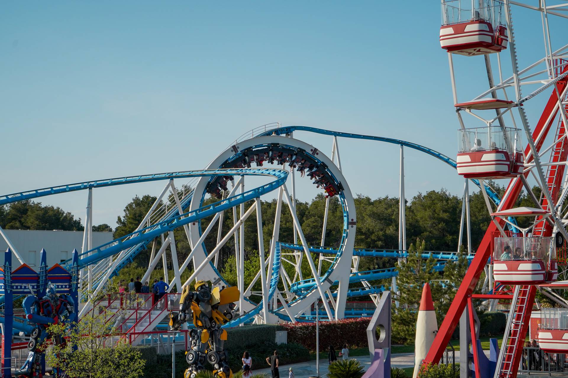 Kroz plave šine, rudnike, svemir ili u vodu? Roller Coasteri Fun Parka Biograd sve to mogu!