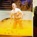 Ekološki aktivist prekinuo SP u snookeru: Skočio na stol i zasuo ga narančastom bojom. A i sebe