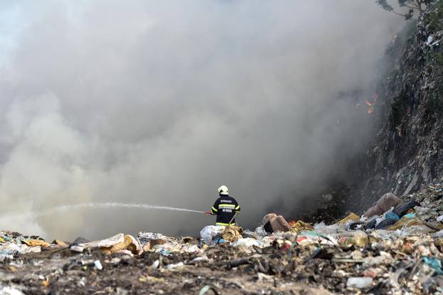 Buknuo poÅ¾ar na deponiju komunalnog otpada u Totovcu