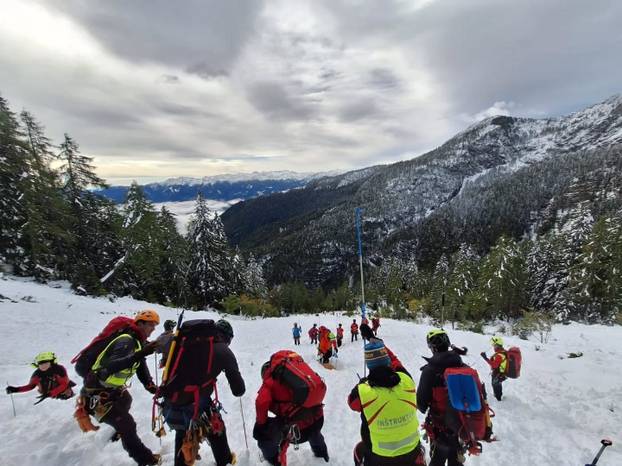 FOTO U ovoj su provaliji našli tijela tri Hrvata, spuštali se užadima, pomogao je i pas