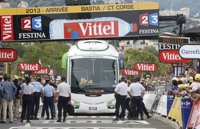 Kaotični Tour de France: Bus blokirao cilj, sudar biciklista!