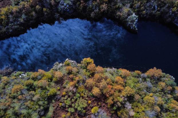Pogled iz zraka na predivnu rijeku Liku u jesen koja osvaja na prvi pogled