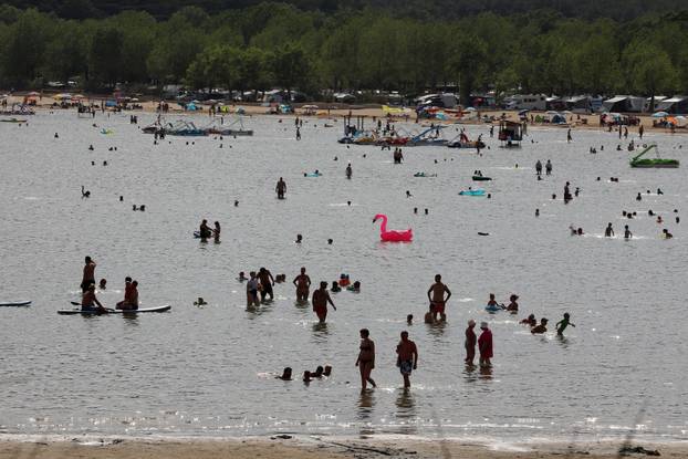 Popularna Rajska plaža u Loparu puna je kupača