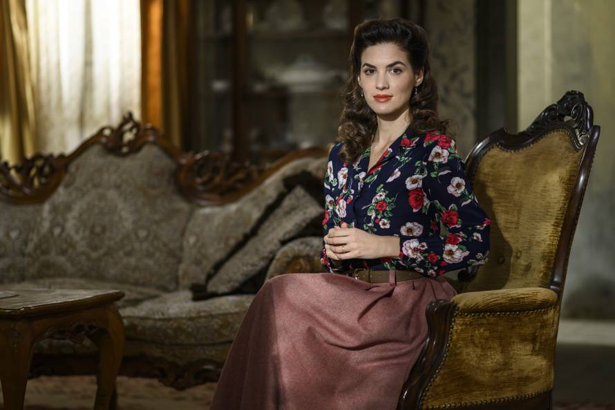 Zagreb, 07.10.2025 - Glumci RTL serije Divlje pcele poziraju na setu u studiju Jadran filma