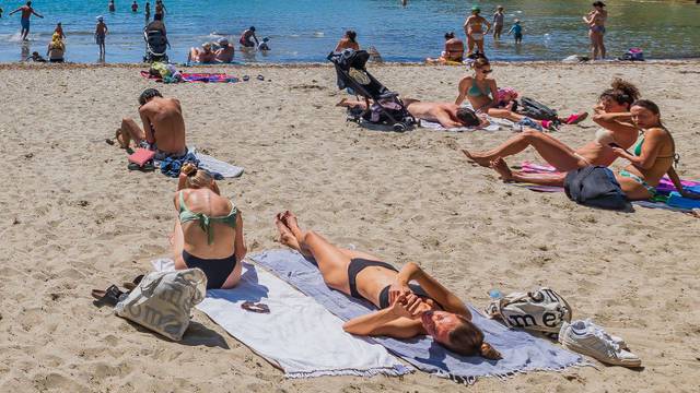 VIDEO Pogledajte kako su se ljudi jučer kupali na popularnoj splitskoj plaži. I danas vruće...