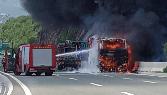 Video: Autobus je izgorio kod Rijeke, požar se širio i na šumu