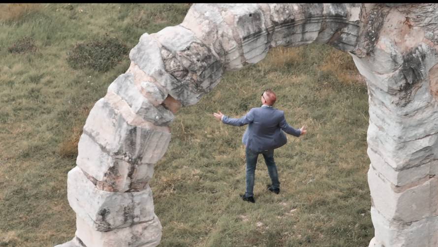 VIDEO Stipe Štrkalj debitira s emotivnom baladom 'Sanjaj' koja donosi vjeru u bolje sutra