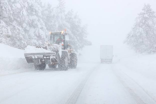 Snijeg paralizirao promet prema Rijeci