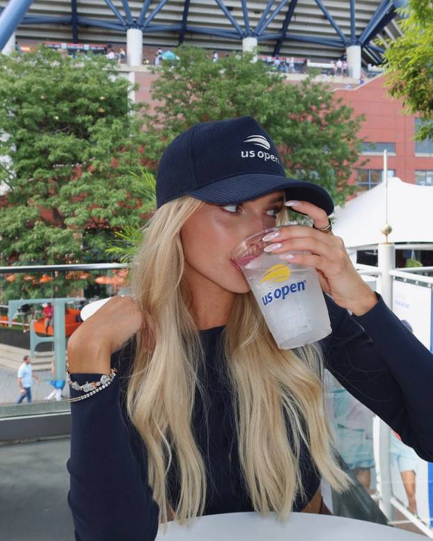 FOTO Zamamna plavuša plijeni pozornost gdje god se pojavi! Surađivala je i s Netflixom