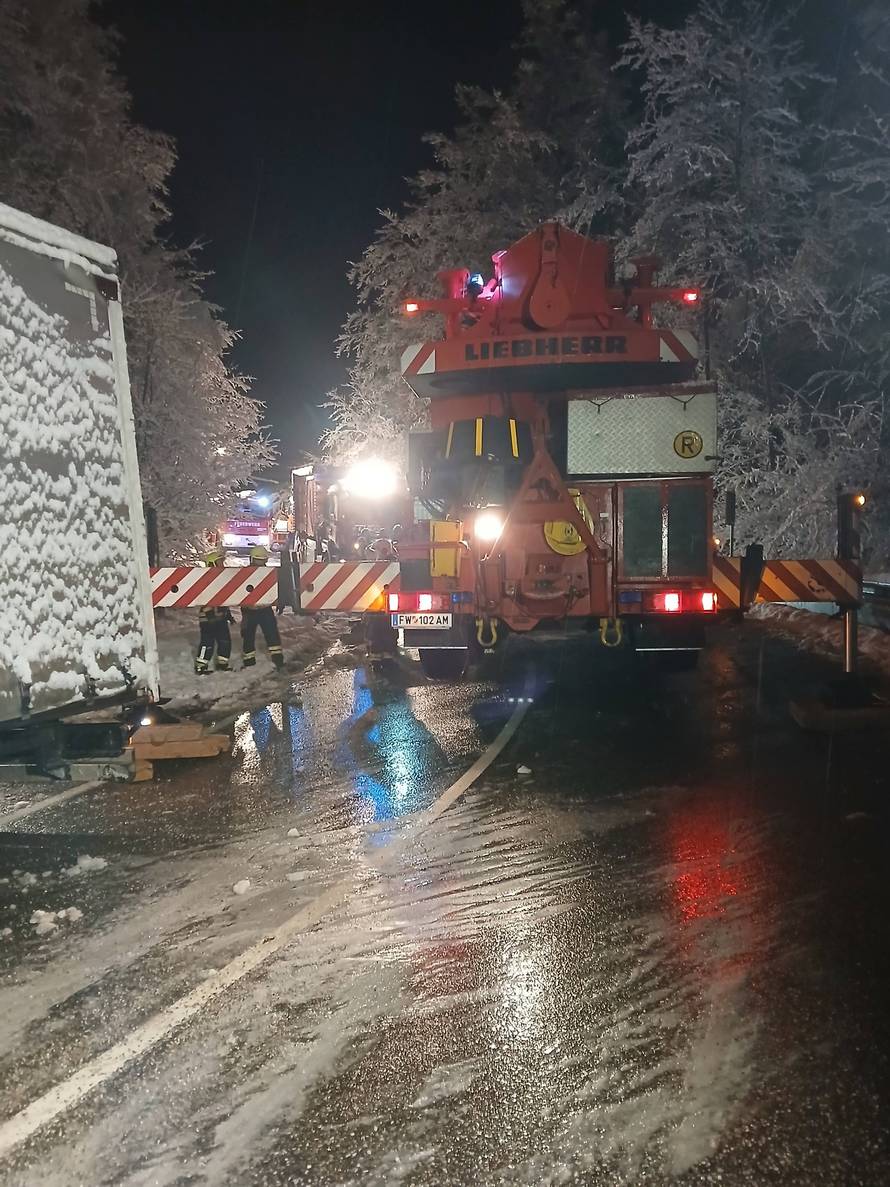 FOTO Snježni kaos paralizirao Austriju, zatvorili aerodrom u Beču, 30.000 kuća bez struje