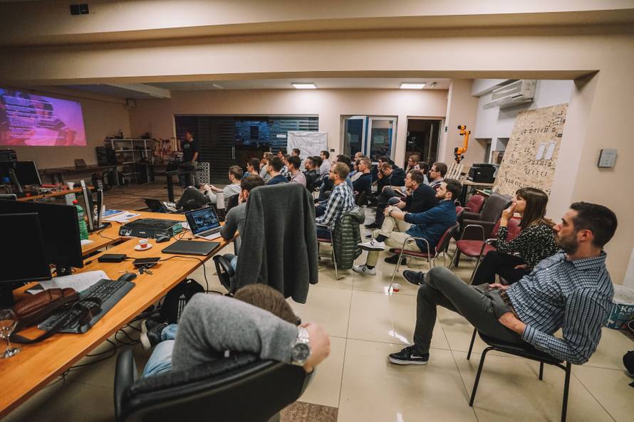 Napravili ga Hrvati: Robot se vozi sam i nosi 800 kg tereta