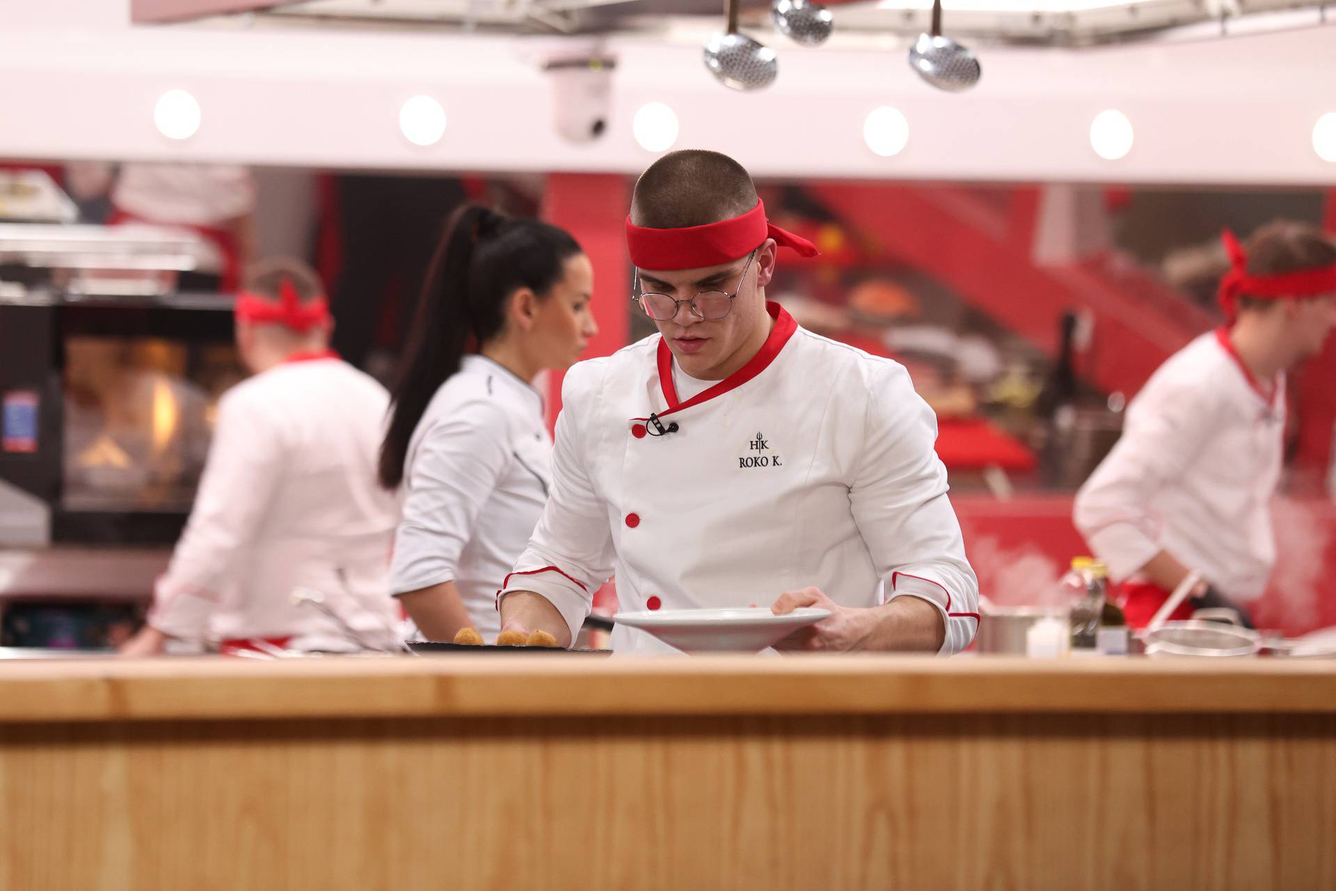 Gretić otjerao oba tima tijekom večere, a Dragomir prvi ispao iz 'Hell's Kitchen': Ovo je  moj kraj!