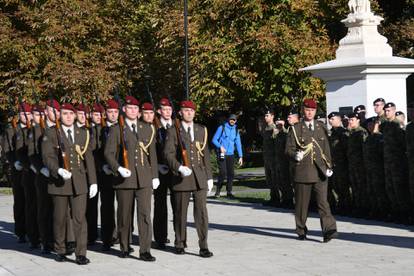 FOTO U Mimohodu pobjednika u Bjelovaru povorka s više stotina sudionika, evo tko je sve došao