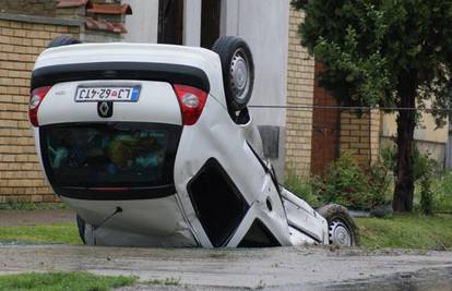 Autom udarila u betonski most pa završila na krovu