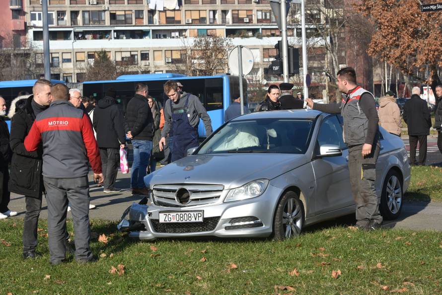 Vatrogasci ih izvlačili iz auta: Žena (83) preminula u bolnici