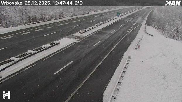 FOTO Pogledajte kakvo je stanje na cestama u Hrvatskoj: Snijeg u Lici, sunce 'provirilo' na jugu