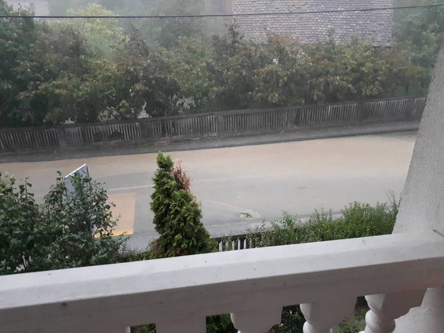 Ulice i podvožnjaci pod vodom: Zagreb pogodilo jako nevrijeme