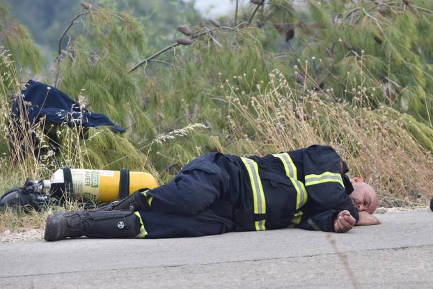 Bilice: Vatrogasci nakon naporne noÃ¦i odmaraju i pripremaju se za joÅ¡ jedan dan borbe s vatrom