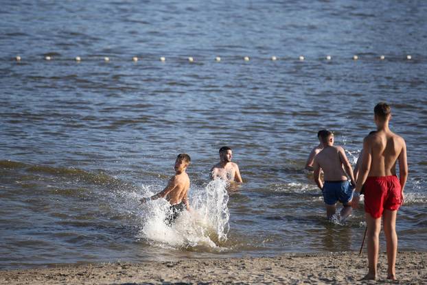 Osijek: Osječani pronašli osvježenje kupanjem na Dravi