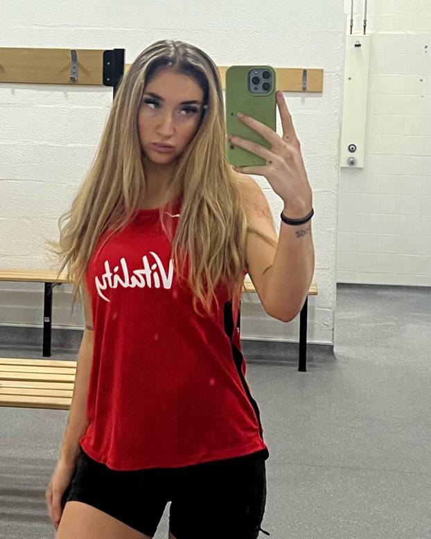 FOTO Bujna kći legende Uniteda provocira oskudnim izdanjima