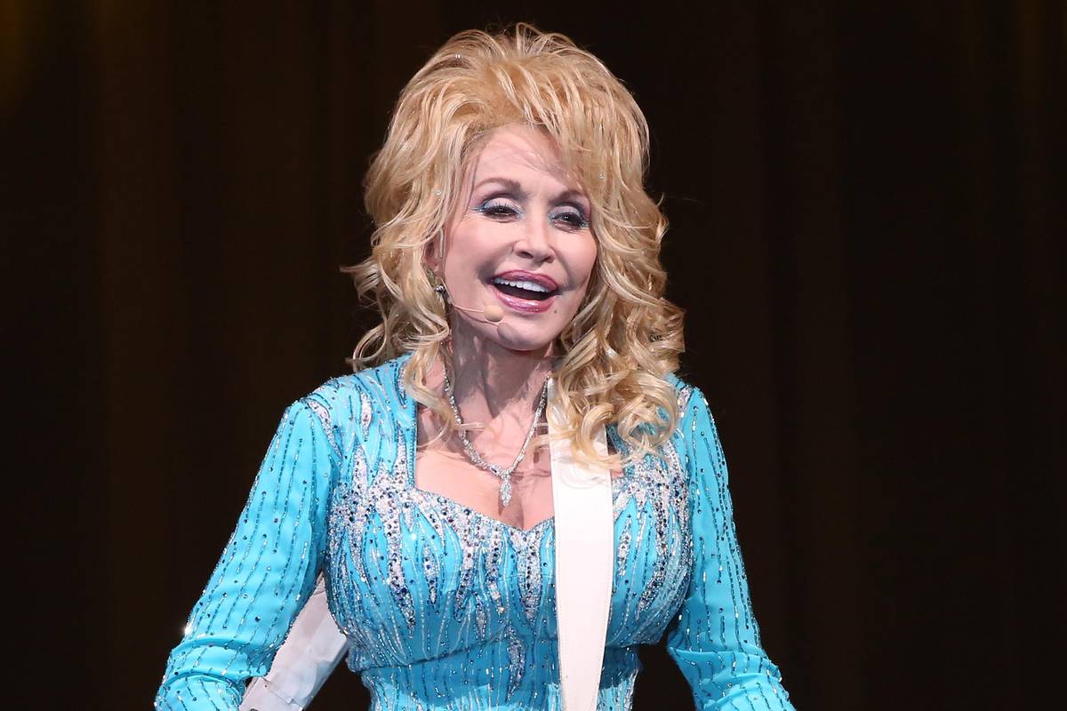 Ljudi  ispred parlamenta žele kip Dolly Parton, ali ona se protivi